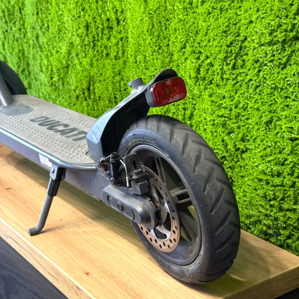 Tylne koło hulajnogi Ducati z tarczą i zaciskiem hamulca