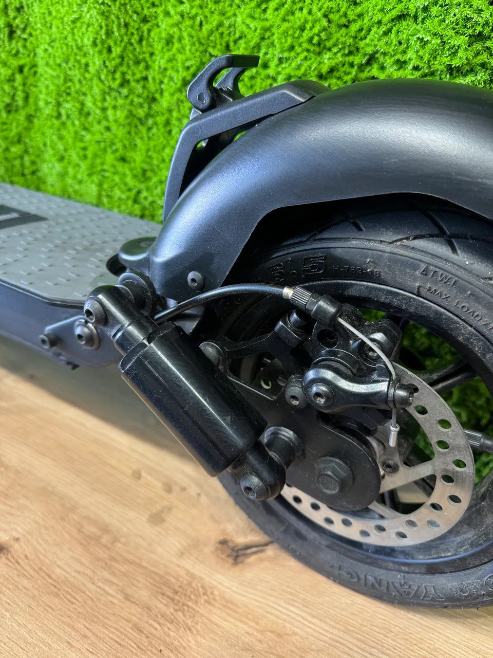 Tylny hamulec tarczowy z zaciskiem mechanicznym i linką hamulca