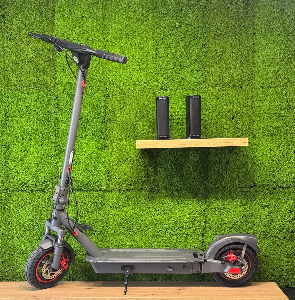Hulajnoga elektryczna przy ścianie z mchu w salonie HulajGo