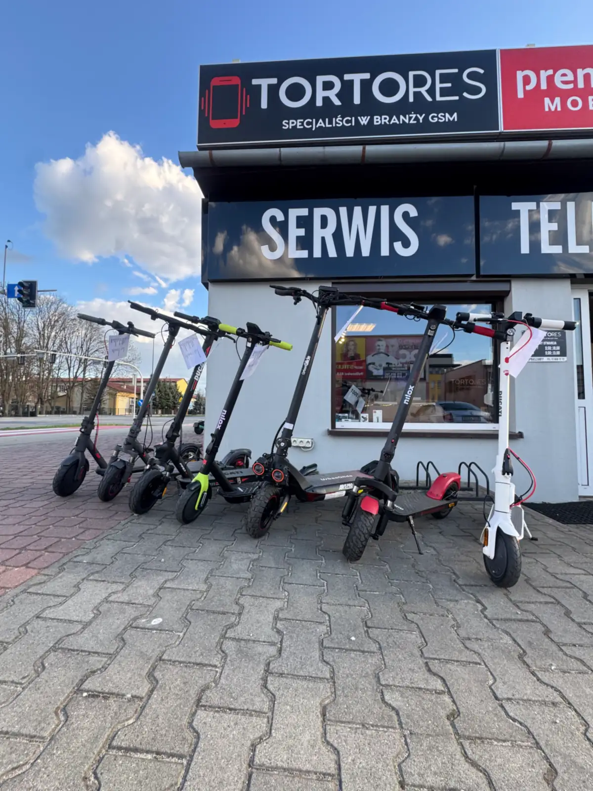 Hulajnogi elektryczne przed salonem Tortores przy al. Rejtana 8 w Rzeszowie