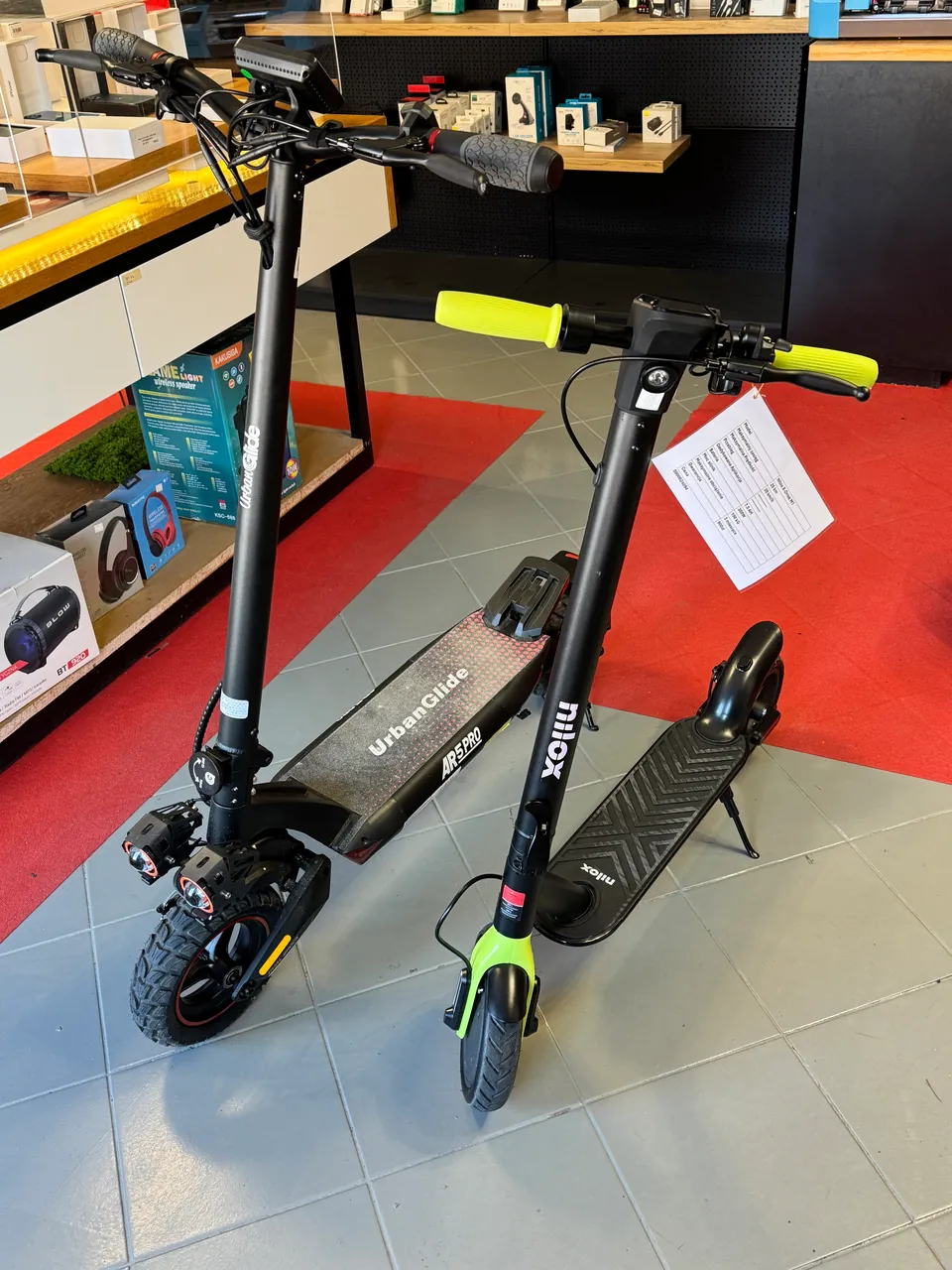 Dwie hulajnogi elektryczne w salonie Tortores