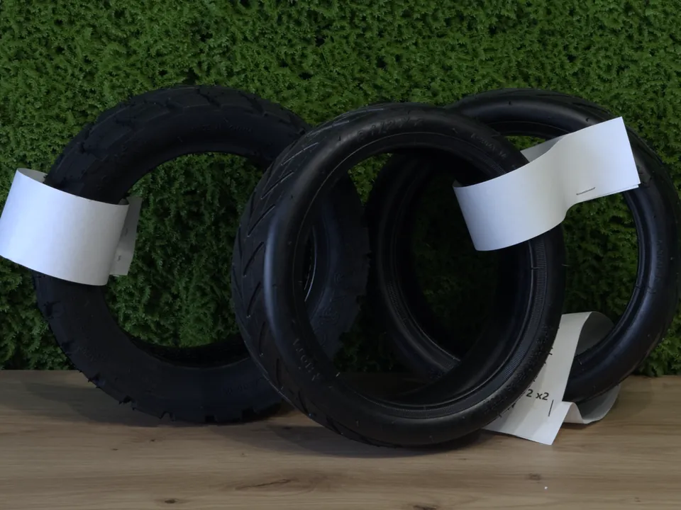 Nowe opony do hulajnóg elektrycznych na blacie warsztatu HulajGo