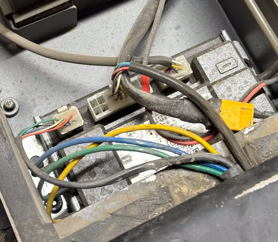 Złącza przewodów w obudowie hulajnogi elektrycznej podczas diagnozy
