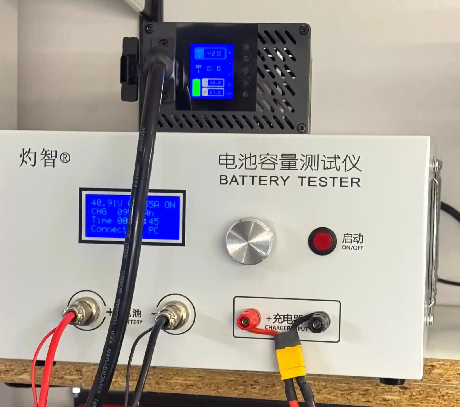 Urządzenia do testowania baterii w hulajnodze elektrycznej.